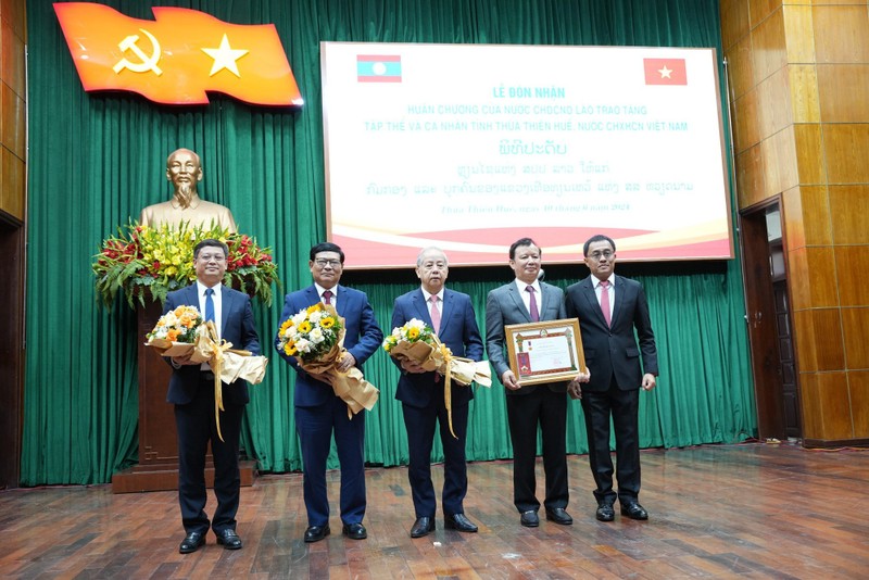 Thua Thien Hue leaders receive Lao orders. (Photo: VGP)