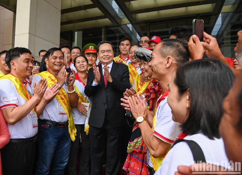 NA Chairman Tran Thanh Man and blood donors (Photo: NDO)