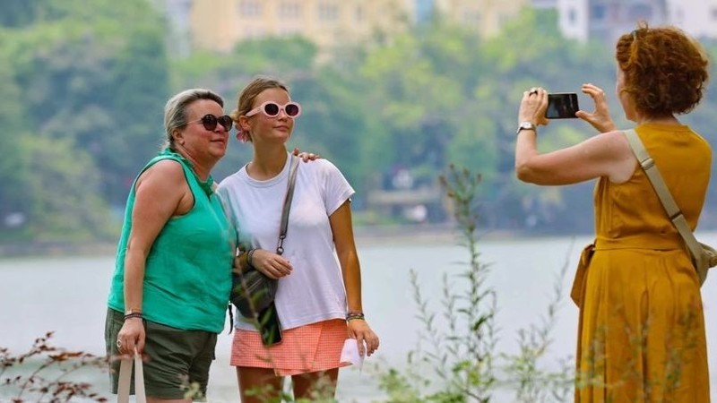 Foreign tourists in Hanoi. (Photo: VNA)