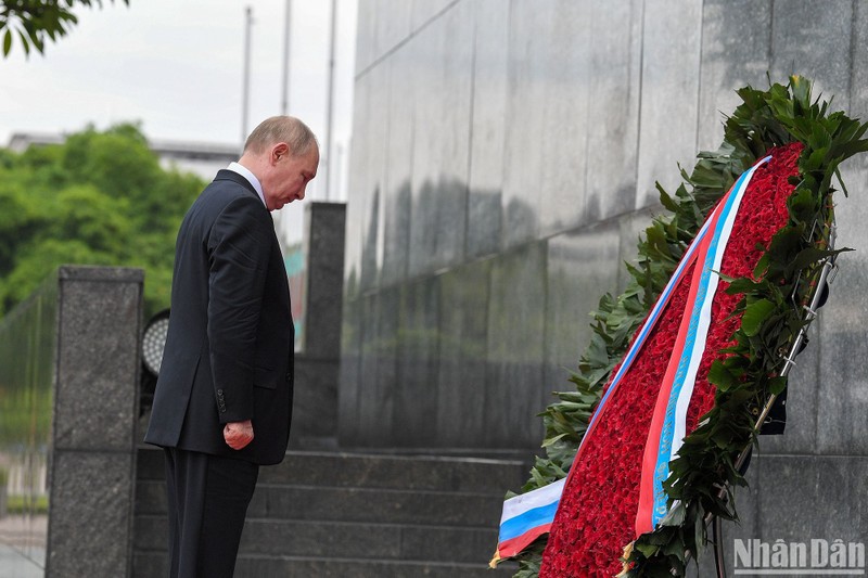 Russian President Vladimir Putin pays tribute to President Ho Chi Minh at his mausoleum in Hanoi on June 20. (Photo: The Dai)