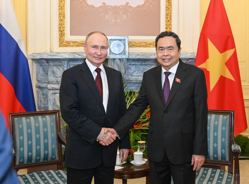 Chairman of the National Assembly Tran Thanh Man meets with visiting Russian President Vladimir Putin in Hanoi on June 20. (Photo: Duy Linh)