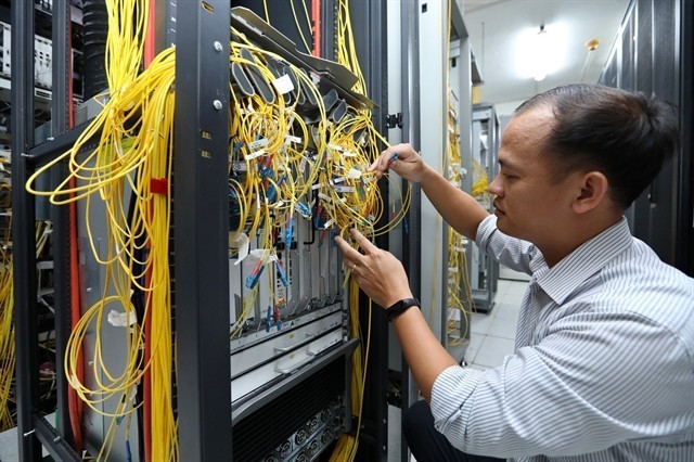 A worker checks the transmission system at the Tay Ninh provincial Telecommunications Centre. (Photo: VNA)