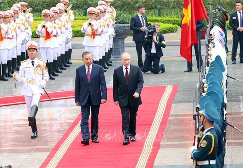 Vietnamese President To Lam and Russian President Vladimir Putin review the guard of honour. (Photo: VNA)