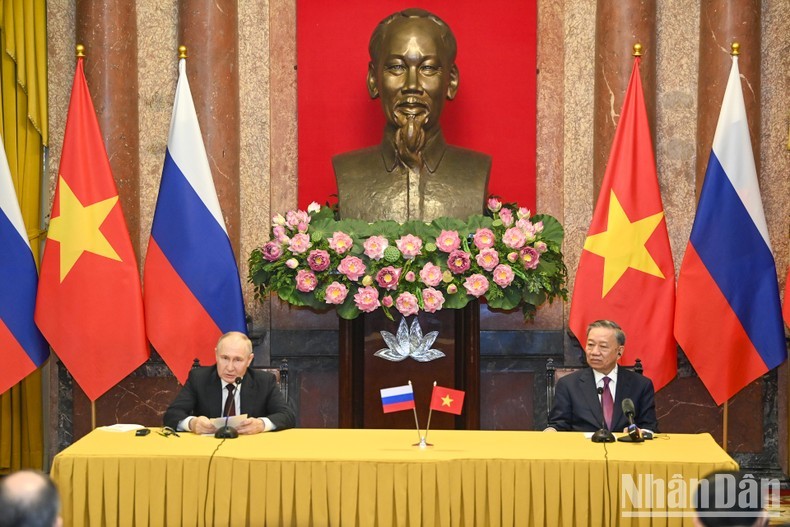 President To Lam and visiting Russian President Vladimir Putin at a meeting with the press in Hanoi on June 20 following their talks on the same day.