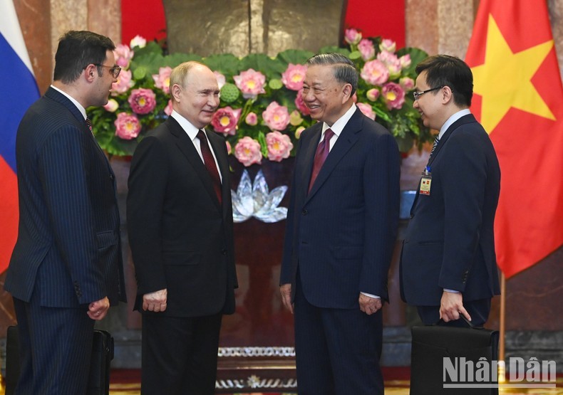 An exchange between Vietnamese President To Lam and Russian President Vladimir Putin.