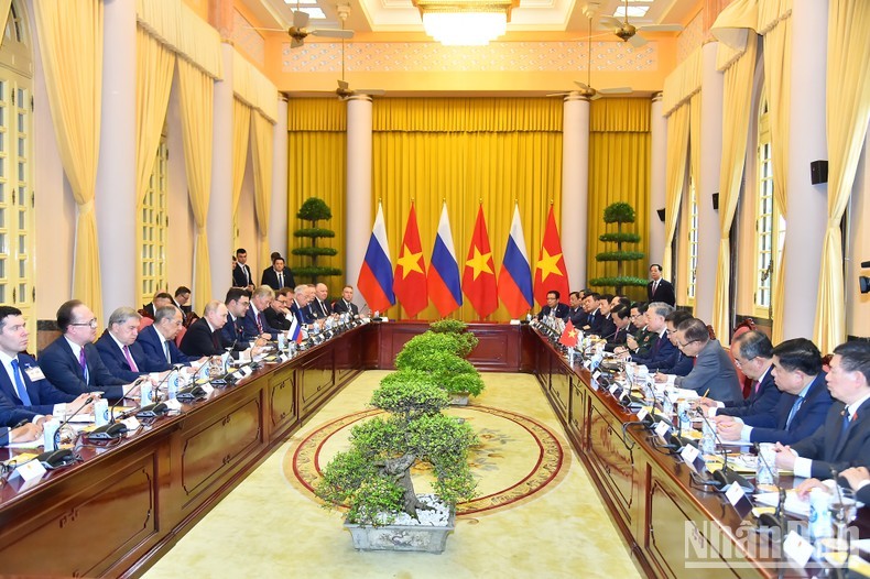 The talks between Vietnamese President To Lam and his Russian counterpart Vladimir Putin. (Photo: NDO)