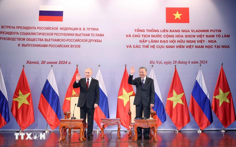 Vietnamese President To Lam and his Russian counterpart Vladimir Putin at their cordial meeting with leaders of the Vietnam-Russia Friendship Association and Vietnamese alumni who had studied in Russia. (Photo: VNA) 