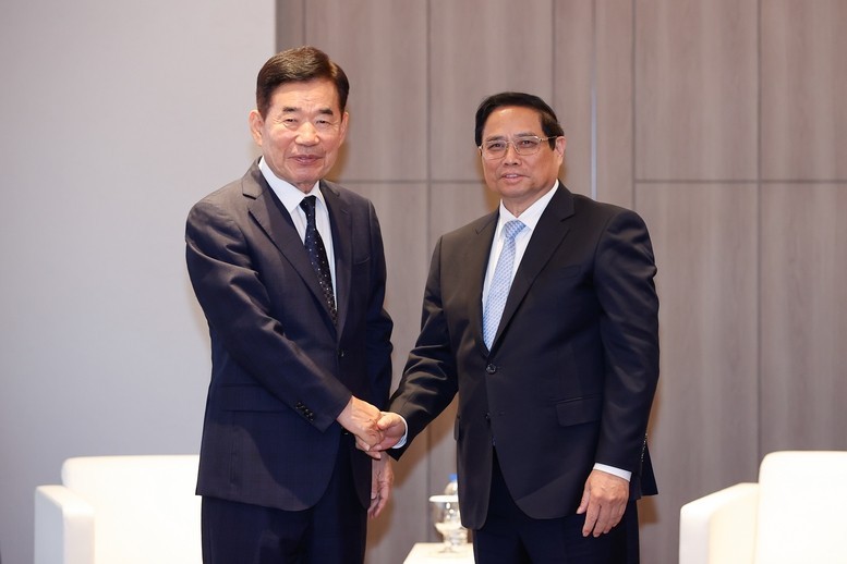 Vietnamese Prime Minister Pham Minh Chinh and Kim Jin-pyo, chairperson of the Republic of Korea's global innovation research association. (Photo: Nhat Bac)