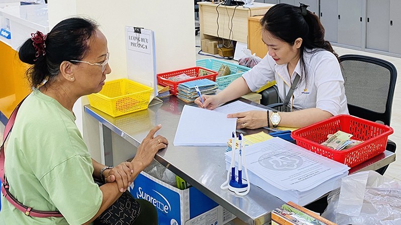 A pensioner in Vung Tau City receives her pension. (Photo: Vietnam Post)