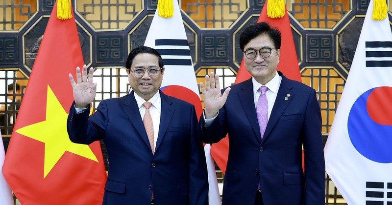 Prime Minister Pham Minh Chinh and Speaker of the National Assembly of the Republic of Korea (RoK) Woo Won-shik (Photo: VNA)