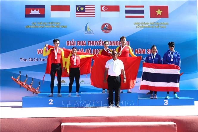 Vietnam maintains first place on second day of SA canoeing championship. (Photo: VNA)
