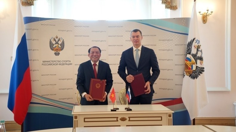 The signing of a memorandum of understanding on sports cooperation between Vietnam and Russia. (Photo: VNA)
