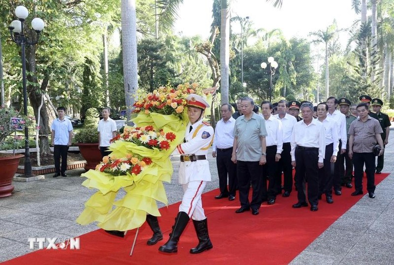 President To Lam offers flowers to President Ho Chi Minh. (Photo: VNA)