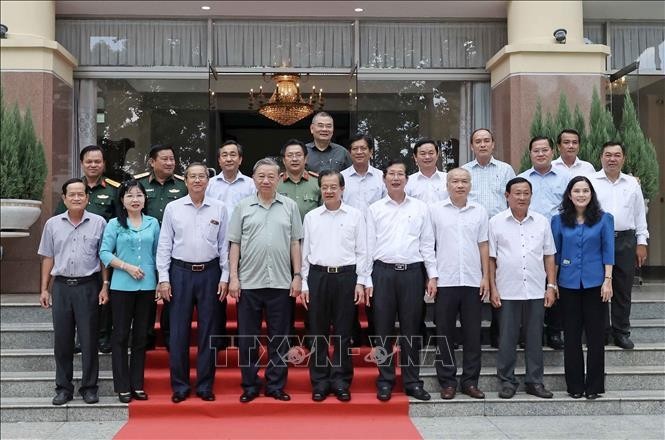 President To Lam and officials of An Giang province in a group photo on July 6. (Photo: VNA)