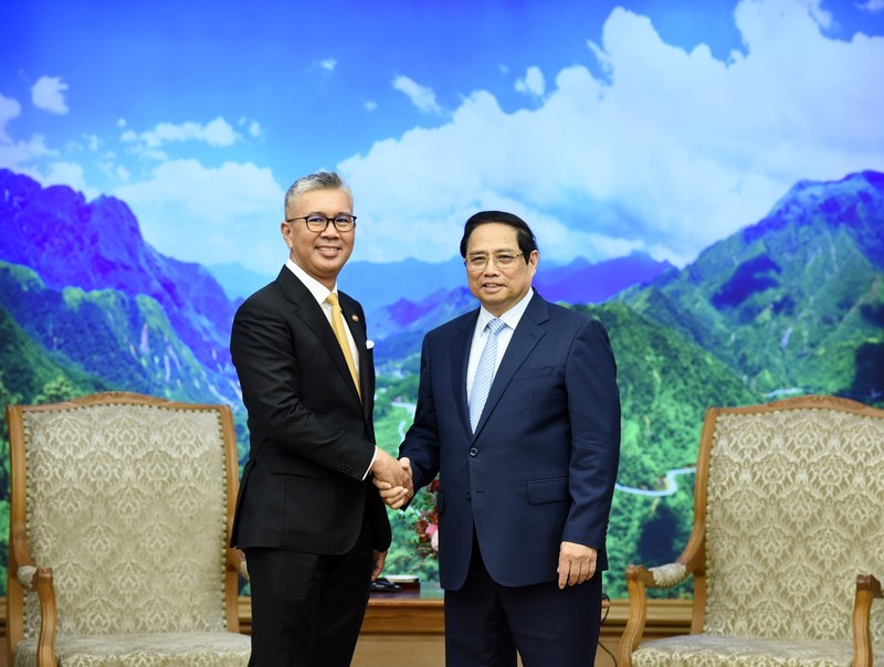 Prime Minister Pham Minh Chinh and Malaysian Minister of Investment, Trade and Industry Zafrul Abdul Aziz. (Photo: Tran Hai)