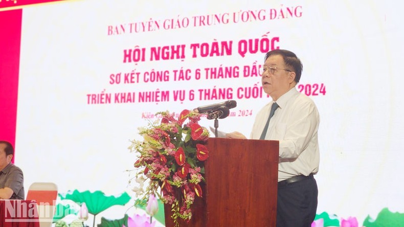 Head of the Central Commission for Communication and Education Nguyen Trong Nghia speaks at the conference.