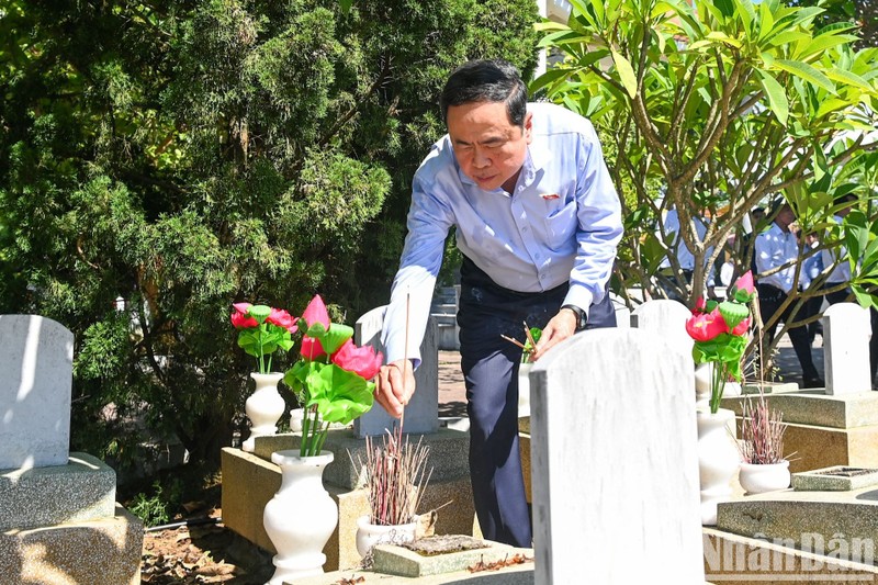 NA Chairman Tran Thanh Man offers incense to fallen soldiers at the Vietnam-Laos International Martyrs' Cemetery. (Photo: Duy Linh)