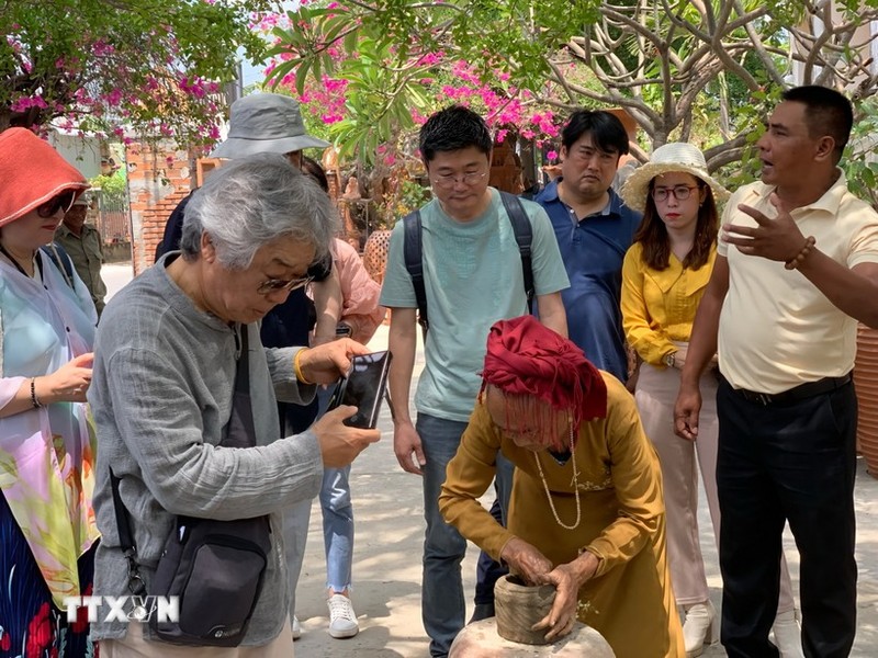 Foreign tourists learn about pottery making in Ninh Thuan Province. (Photo: VNA)