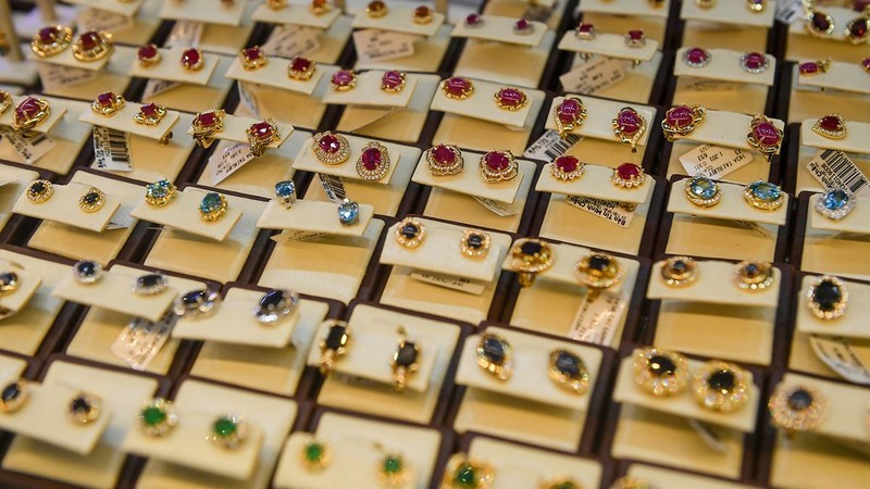 Gold ring prices follow SJC-branded gold bars closely 