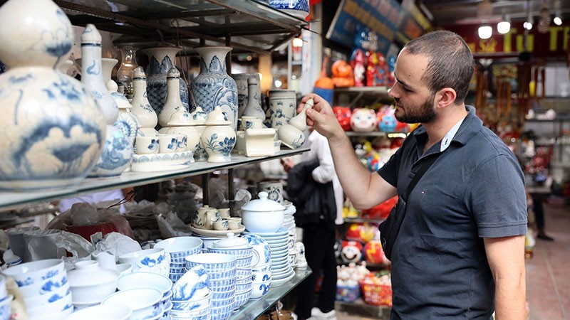 Foreign visitors at the Bat Trang Ceramic Village in Hanoi. (Photo: Tue Nghi)