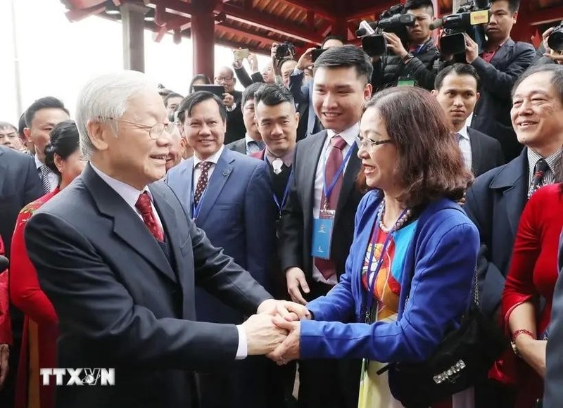 Party General Secretary Nguyen Phu Trong and overseas Vietnameses at Ngoc Son Temple in Hanoi (Photo: VNA)