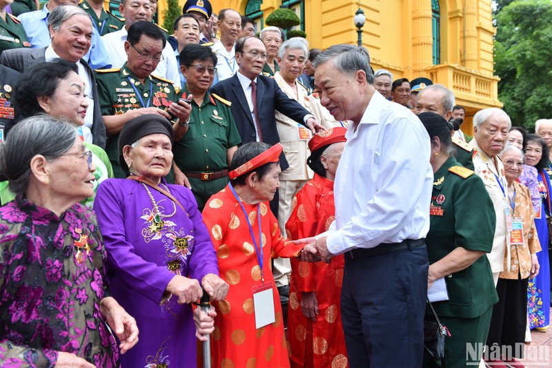 President To Lam and delegates. (Photo: NDO)