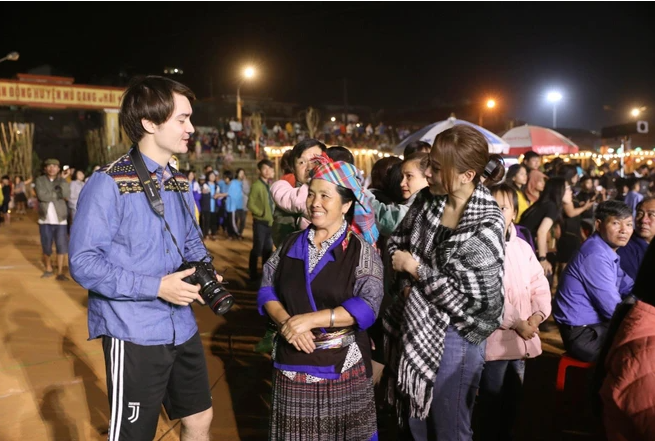 French-Vietnamese director François Bibonne (left) meets a native woman in the northern mountainous province of Ha Giang when making the movie "Once upon a bridge in Vietnam”. (Photo: François Bibonne's Facebook)