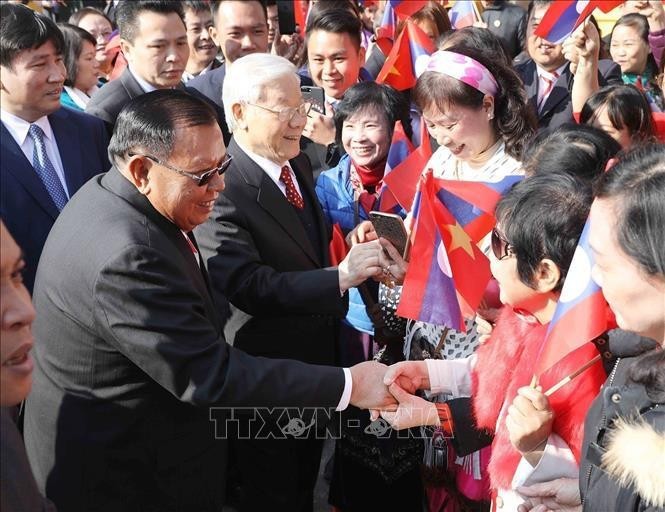 Party General Secretary Nguyen Phu Trong and Party General Secretary and President of Laos Bounnhang Vorachith meet Hanoi citizens. (Photo: VNA)