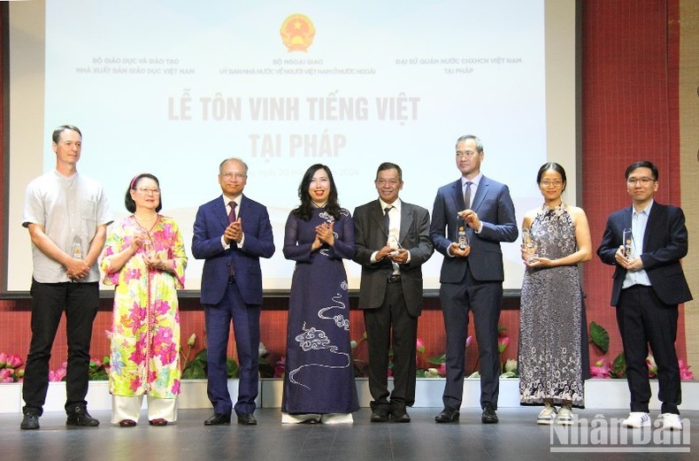 Deputy Minister of Foreign Affairs Le Thi Thu Hang (4th from left) and delegates at the event. (Photo: NDO)