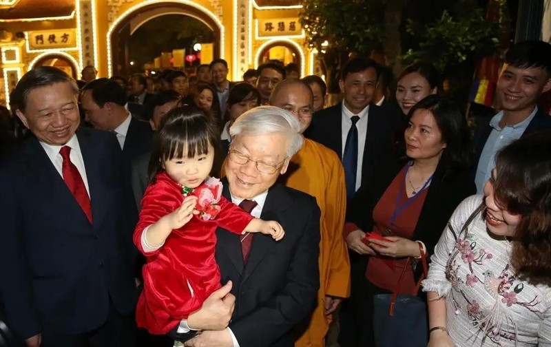 Party General Secretary Nguyen Phu Trong shares the joy of the Lunar New Year with local people near West Lake in Hanoi on February 4, 2019. (Photo: VNA)