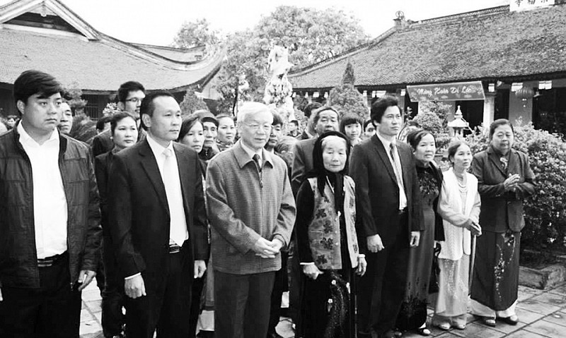 General Secretary Nguyen Phu Trong and his fellow villagers offer incense to heroes and martyrs at Lai Da Village, Dong Hoi Commune, Dong Anh District, Hanoi. (File photo)