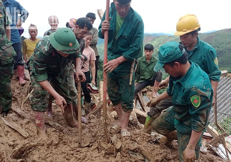 Search and rescue effort in Chieng Noi, Mai Son District.