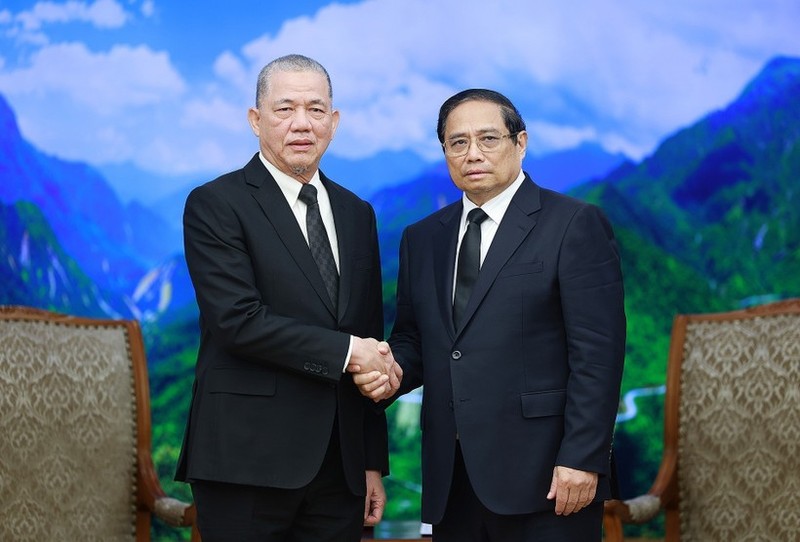 Prime Minister Pham Minh Chinh (R) and Malaysian Deputy Prime Minister Fadillah Yusof (Photo: VNA)