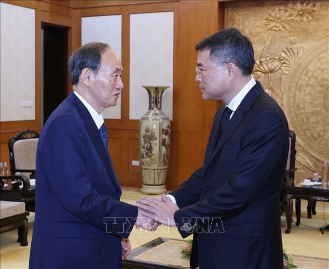 Le Minh Hung (R), Politburo member, Secretary of the Party Central Committee and head of its Commission for Organisation, and Suga Yoshihide, special envoy of Japanese Prime Minister Kishida Fumio and former PM of Japan, at their meeting in Hanoi on July 25 (Photo: VNA)