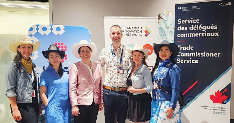 Vietnamese Trade Counsellor Tran Thu Quynh (second from left) poses for a photo with representatives of Alberta departments after a dialogue on Vietnamese agriculture. (Photo: VNA)