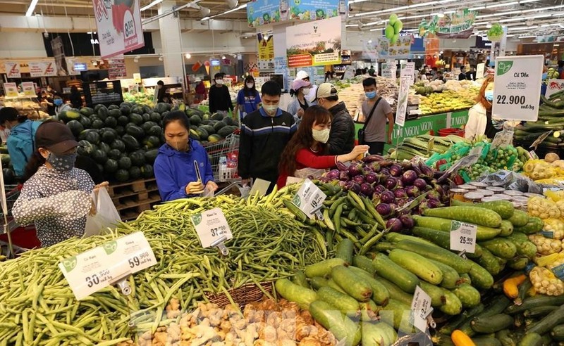 Vietnam’s consumer price index in the January – July period inches up 4.12%. (Photo: VNA)