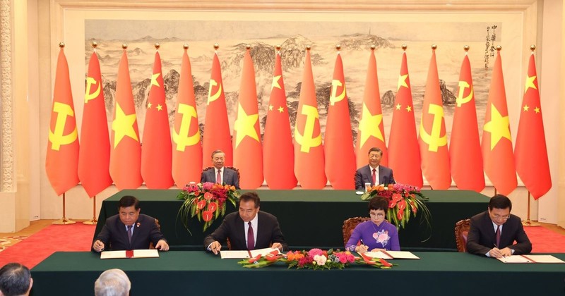 Vietnamese General Secretary, President To Lam and Chinese General Secretary, President Xi Jinping witness the signing of cooperative documents between the two countries. (Photo: VNA)