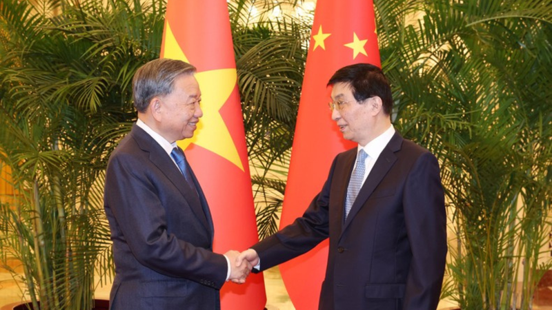 Party General Secretary and President To Lam meets with Wang Huning, Chairman of the Chinese People's Political Consultative Conference National Committee. (Photo: VNA)