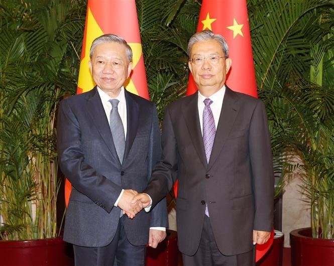 Party General Secretary and President To Lam (L) and Chairman of the Standing Committee of the National People's Congress of China Zhao Leji. (Photo: VNA)