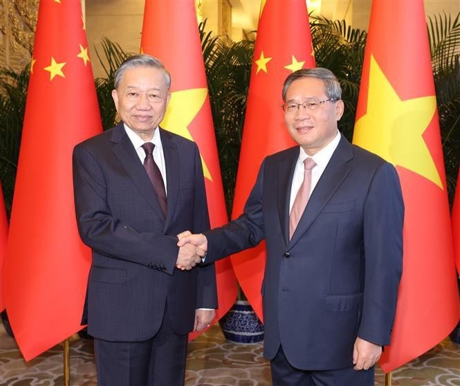 Vietnamese Party General Secretary and President To Lam (L) and Chinese Premier Li Qiang. (Photo: VNA)