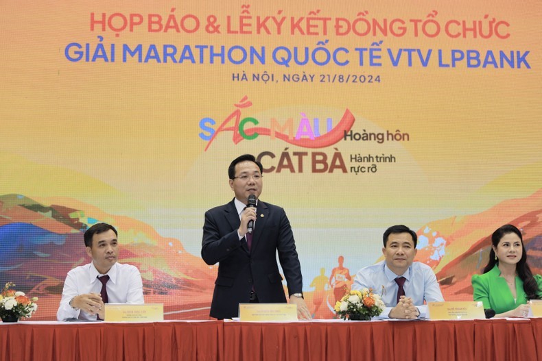 LPBank Deputy General Director Hoang Van Phuc speaks at the press conference on the marathon.