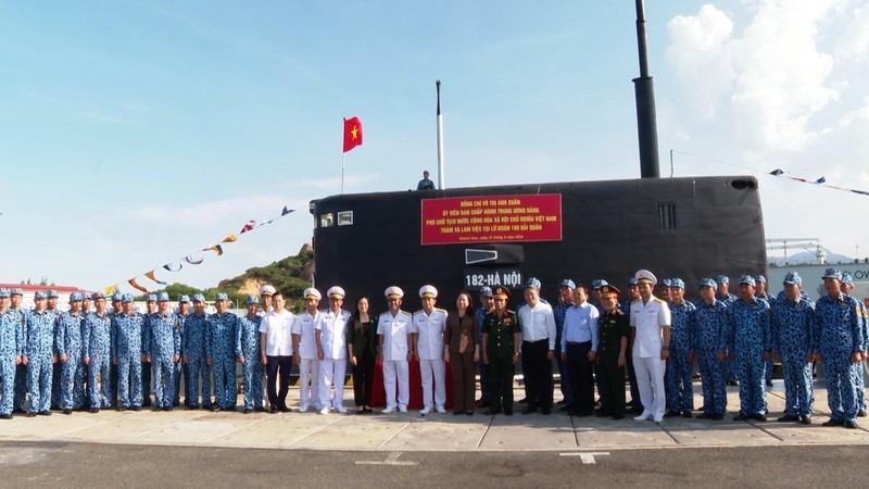 Vice President Vo Thi Anh Xuan visits the soldiers and offices of the 189th Navy Brigade.