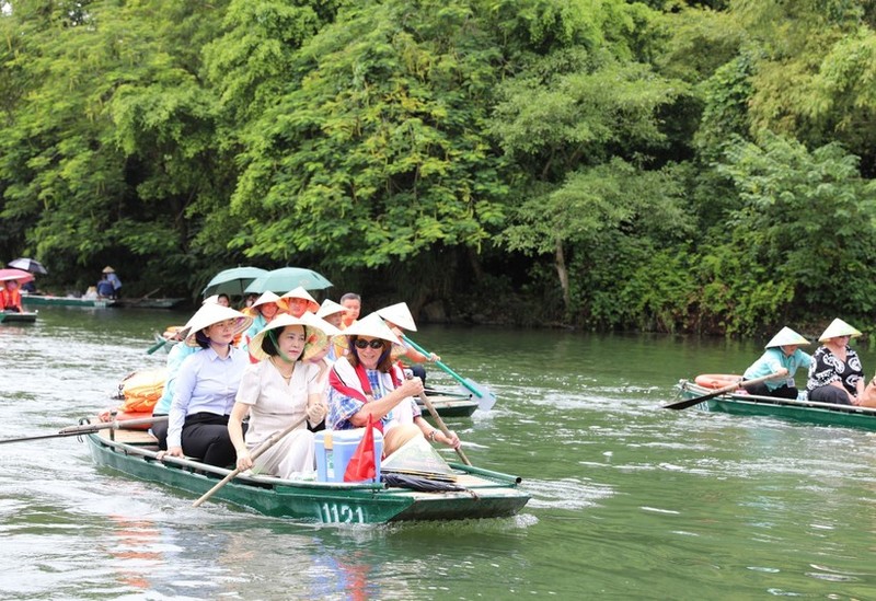 President of the Australian Senate Sue Lines and National Assembly Deputy Chairwoman Nguyen Thi Thanh visit the Trang An ecotourism site in Ninh Binh province. (Photo: VNA)