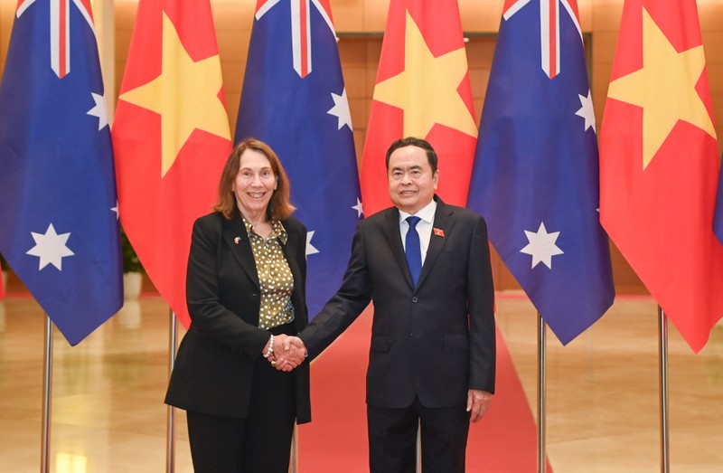 National Assembly Chairman Tran Thanh Man welcomes President of the Australian Senate Sue Lines in Hanoi on August 25. (Photo: NDO)