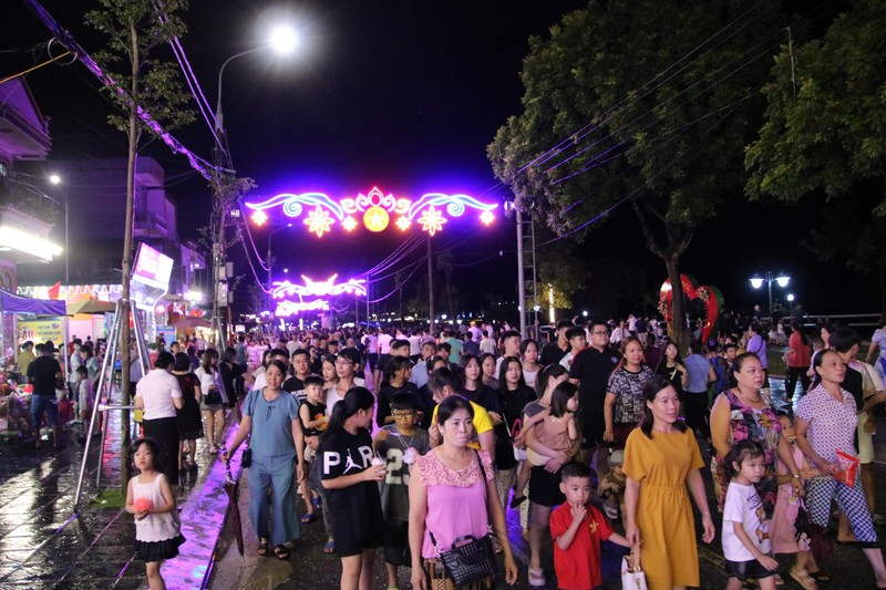 Local residents visit the pedestrian street along the Cau River. (Photo: Bao Bac Kan)