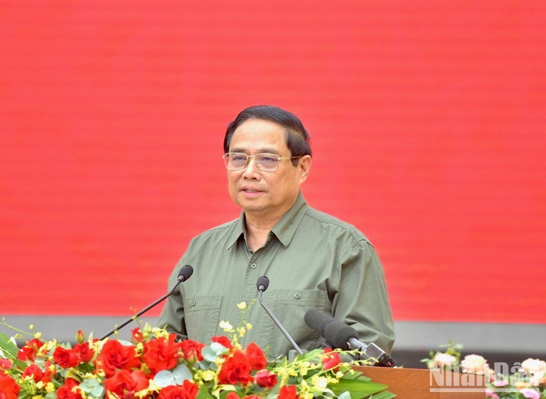 Prime Minister Pham Minh Chinh speaks at the working session with the Standing Board of the Lam Dong province's Party Committee .(Photo: NDO)