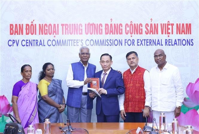 Secretary of the Communist Party of Vietnam (CPV) Central Committee and head of its Commission for External Relations Le Hoai Trung and representatives from the Communist Party of India. (Photo: VNA)