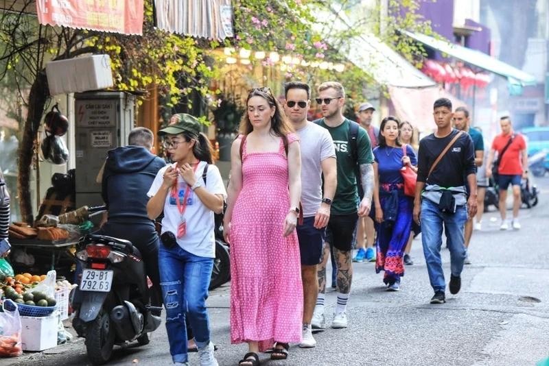 Foreign tourists at the Old Quarter in Hanoi. (Photo: VNA)