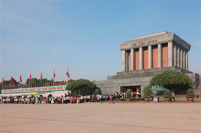 Thousands of people visit Ho Chi Minh Mausoleum in Hanoi on National Day. (Photo: VNA)