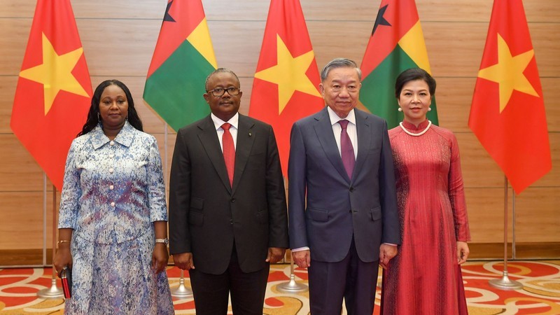 Party General Secretary and President To Lam, Guinea-Bissau President Umaro Sissoco Embaló and their spouses at the banquet. (Photo: VNA)